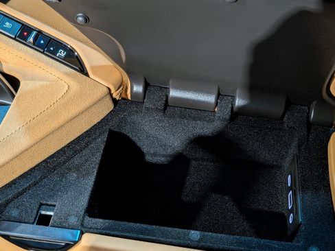 Used 2022 Chevrolet Corvette Stingray Premium Cpe w/ Z51 Performance Package image 16