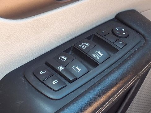 Used 2022 Chrysler Voyager LX image 11