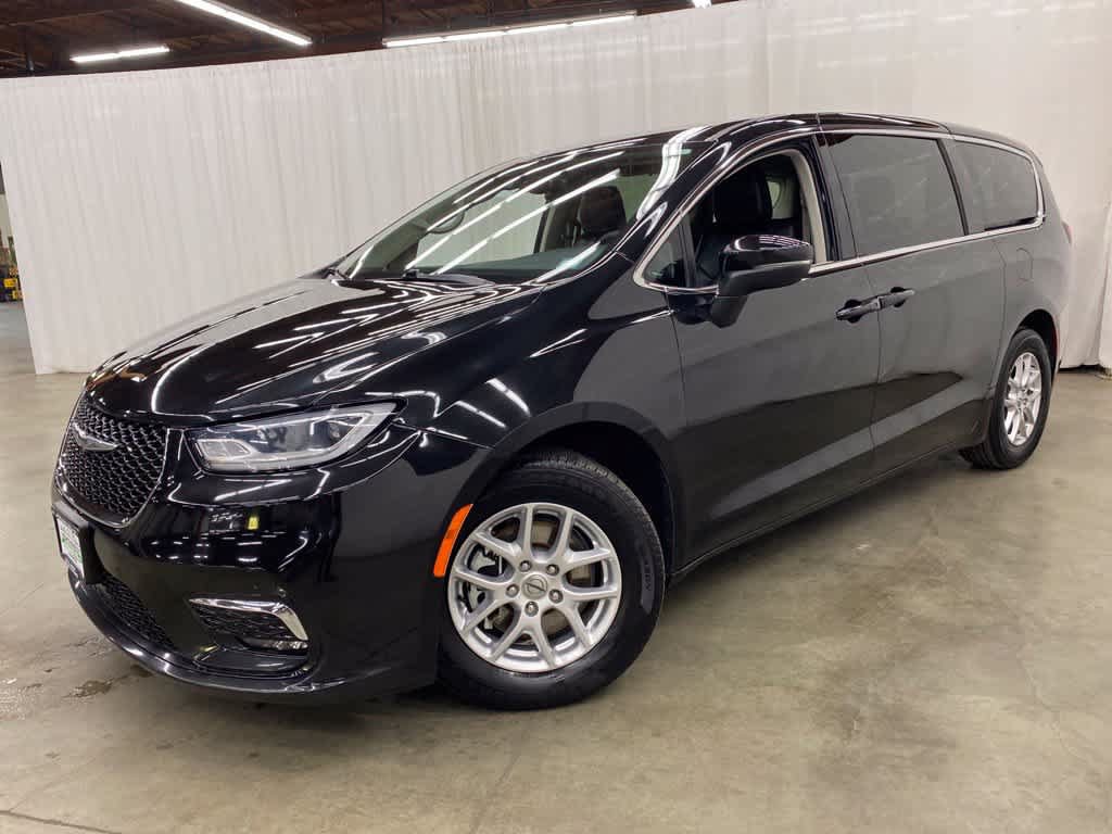 Used 2023 Chrysler Pacifica Touring-L FWD image 1
