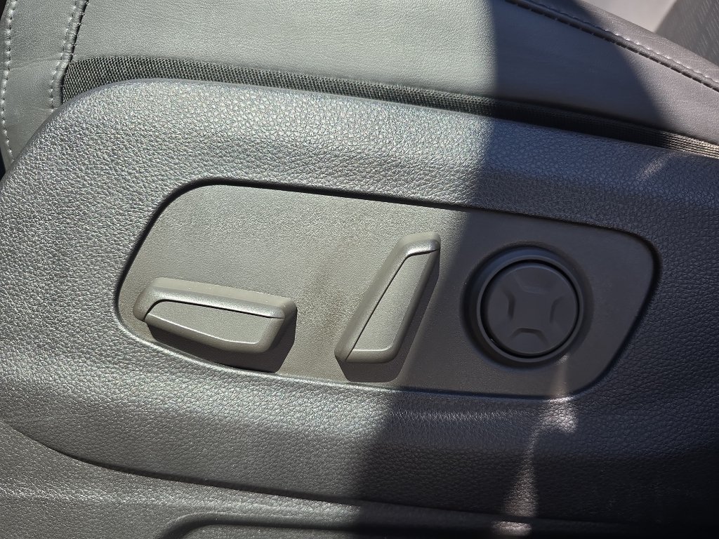 Used 2025 Kia Carnival FWD image 11