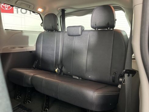 Used 2016 Toyota Sienna SE image 17