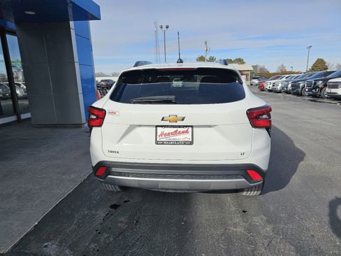 Used 2025 Chevrolet Trax LT w/ LT Convenience Package image 4