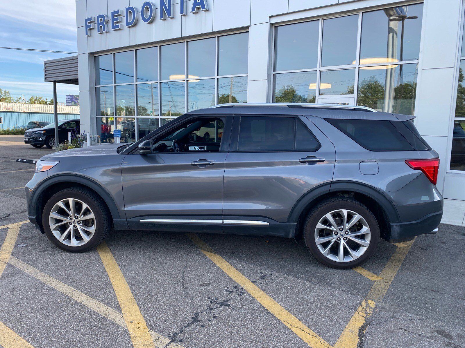 Used 2021 Ford Explorer Platinum w/ Equipment Group 601A AWD/4WD image 3