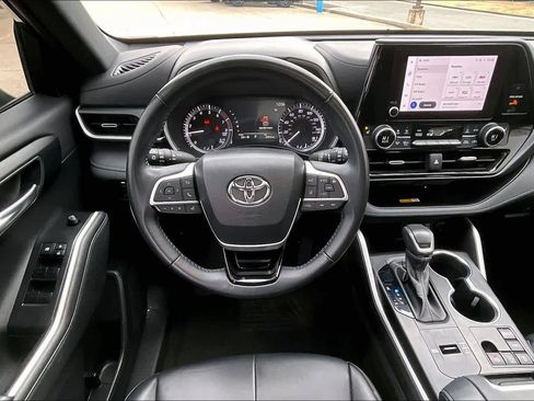 Used 2023 Toyota Highlander XSE image 6