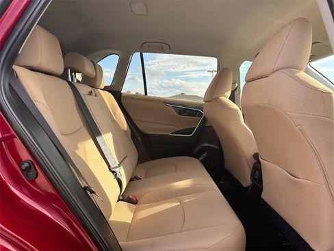 Used 2022 Toyota RAV4 LE image 29