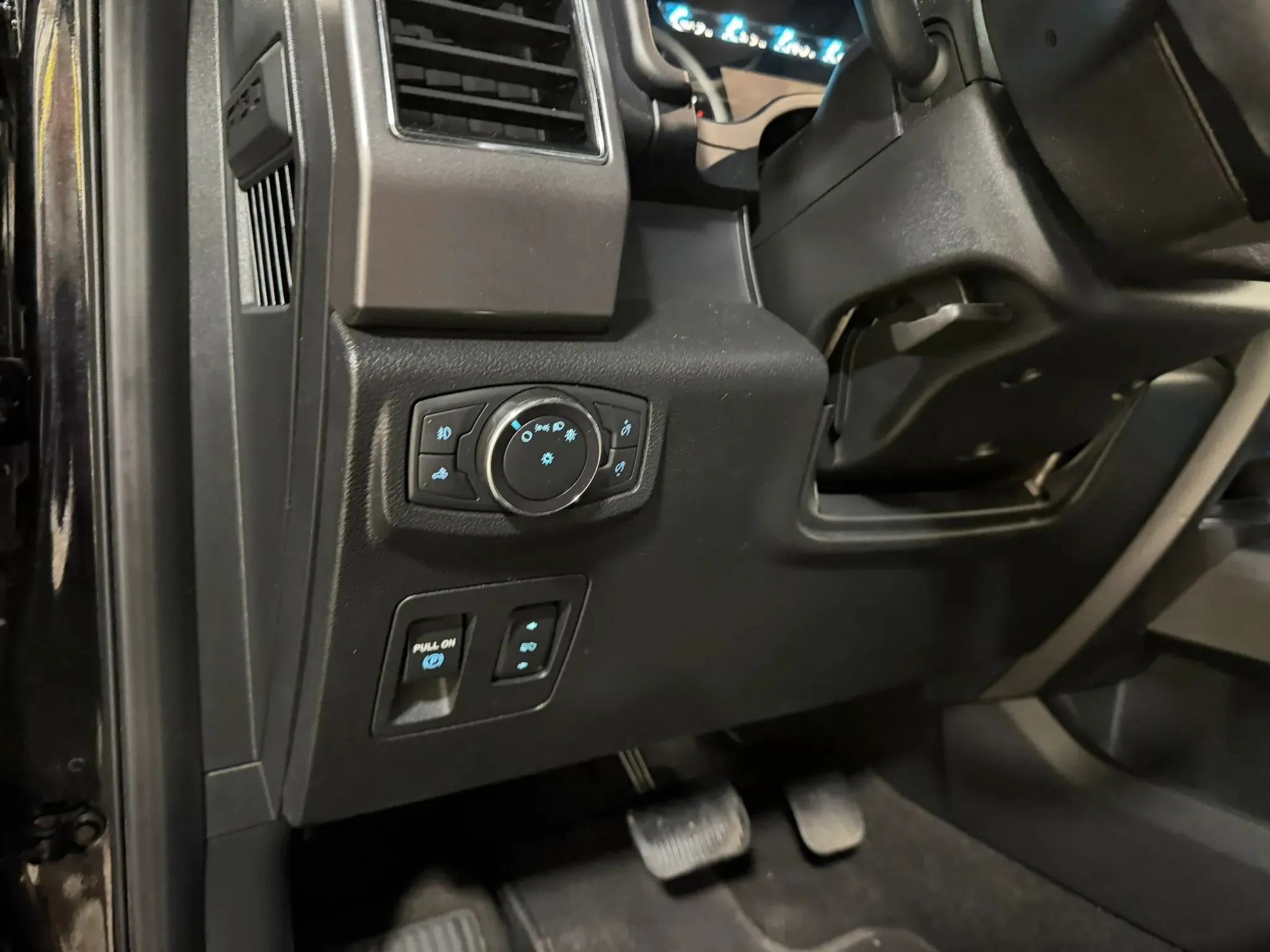 Used 2020 Ford F150 XLT w/ Equipment Group 302A Luxury AWD/4WD image 39