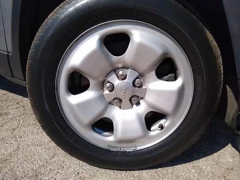 Used 2015 Jeep Cherokee Sport image 37