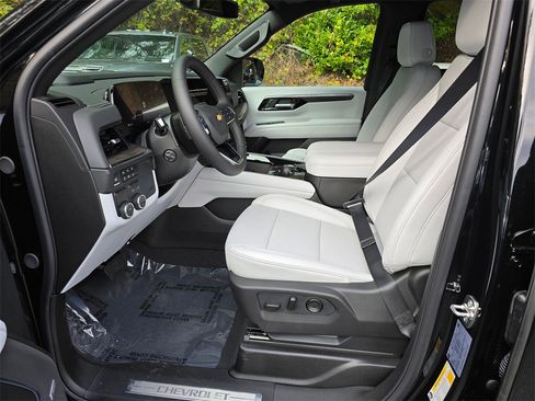 New 2026 Chevrolet Suburban Premier image 24