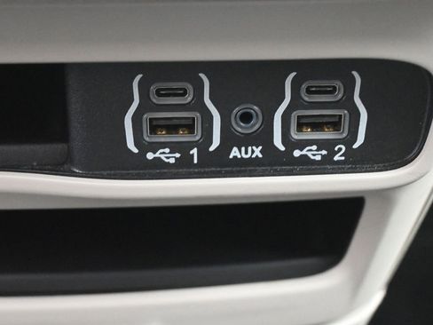 Used 2023 Chrysler Pacifica Touring-L image 3