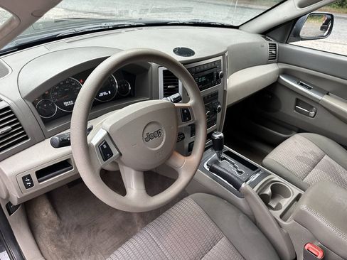 Used 2010 Jeep Grand Cherokee Laredo w/ Popular Equipment Group AWD/4WD image 14