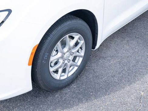 New 2026 Chrysler Pacifica Select image 9