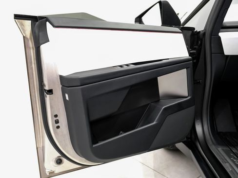 Used 2024 Tesla Cybertruck AWD Crew Cab image 38