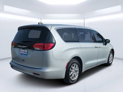 Used 2023 Chrysler Voyager LX FWD image 3
