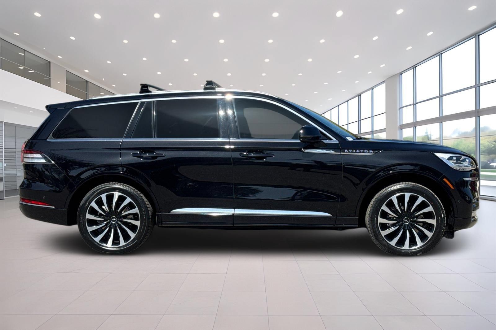 Used 2023 Lincoln Aviator Black Label Grand Touring w/ Class IV Trailer Tow Package AWD/4WD image 3