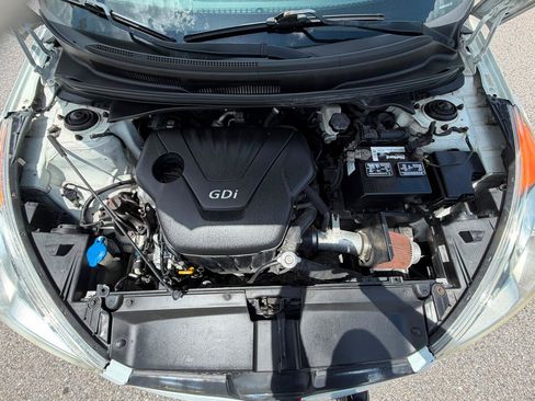 Used 2012 Hyundai Veloster w/ Style Pkg FWD image 16
