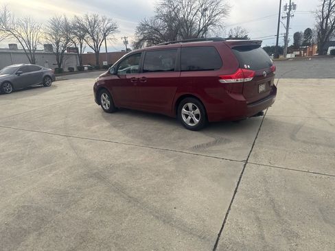 Used 2013 Toyota Sienna LE image 4