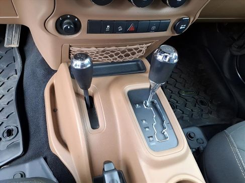 Used 2018 Jeep Wrangler Unlimited Sahara w/ Connectivity Group image 15