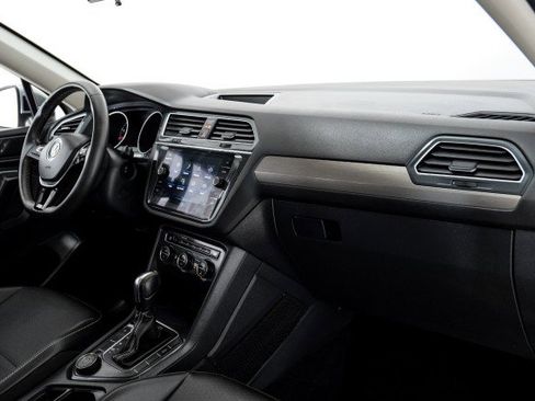 Used 2021 Volkswagen Tiguan SE R-Line image 10