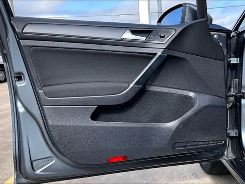Used 2019 Volkswagen Golf S image 21