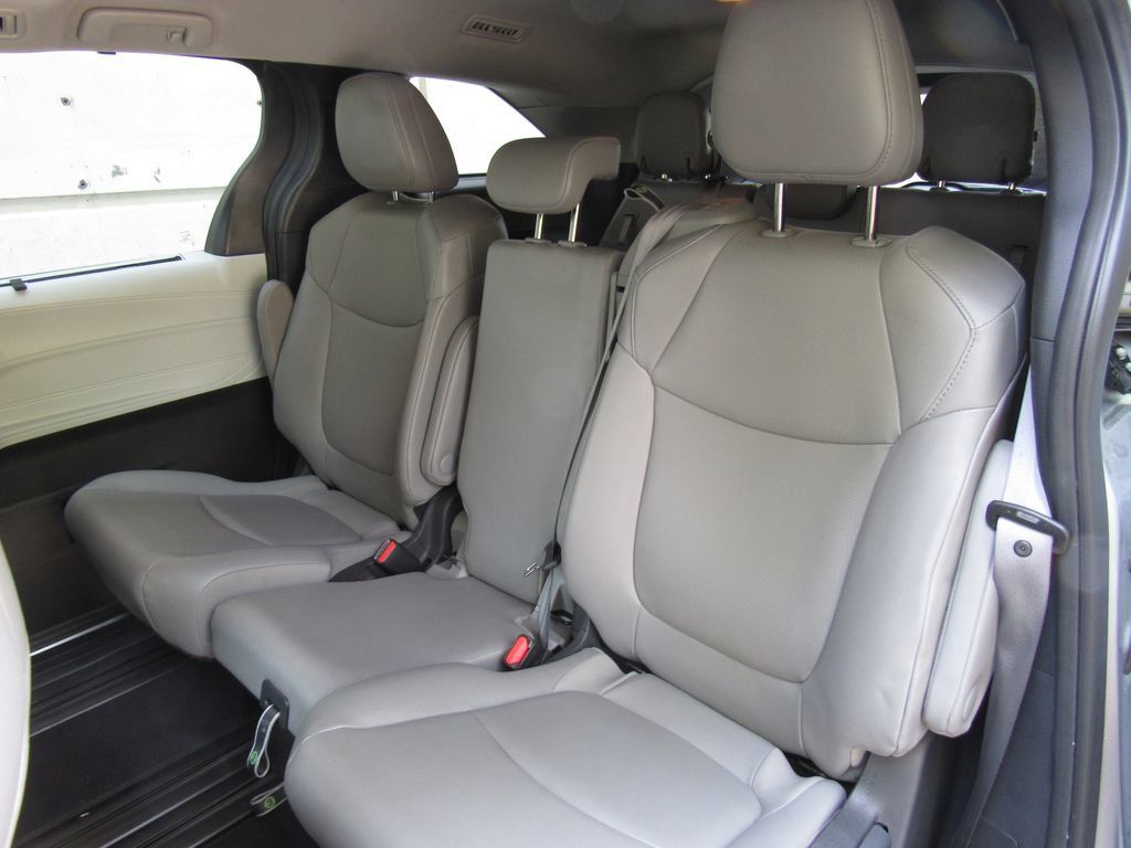 Certified 2025 Toyota Sienna XLE FWD image 17