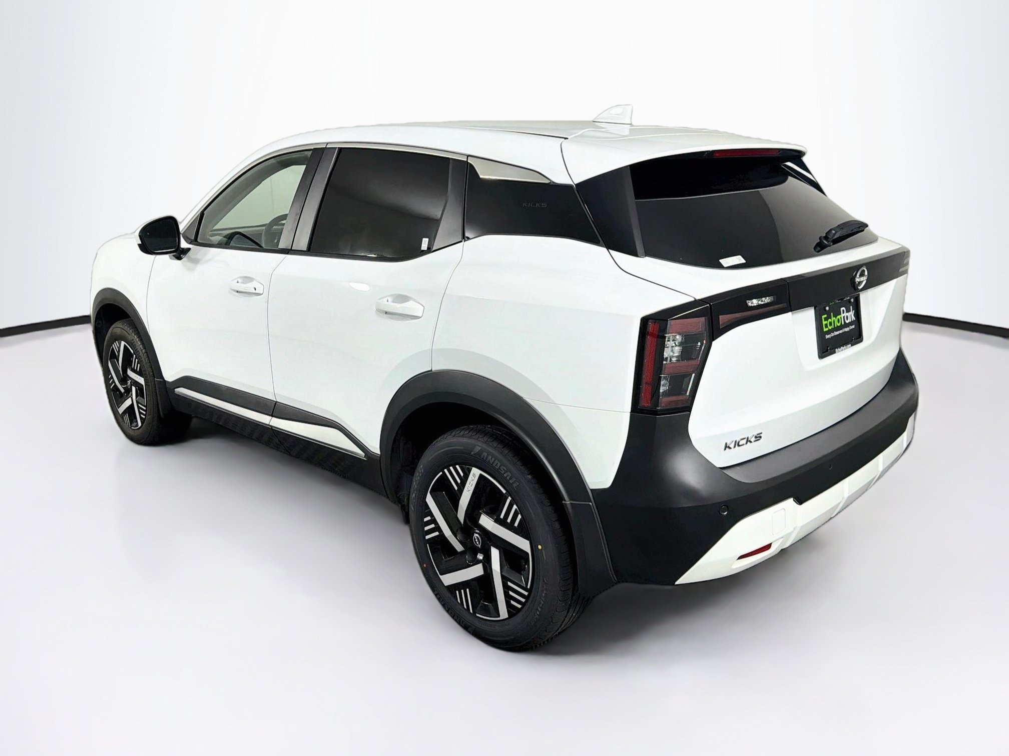Used 2025 Nissan Kicks SV w/ Charging Package FWD image 5