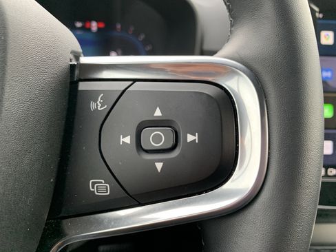 Used 2025 Volvo XC40 B5 Plus image 20