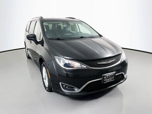 Used 2020 Chrysler Pacifica Touring-L FWD image 1