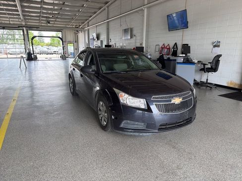 Used 2014 Chevrolet Cruze LS FWD image 2