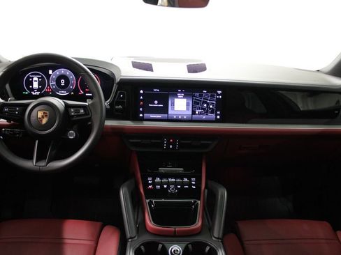 Certified 2025 Porsche Cayenne AWD/4WD image 31