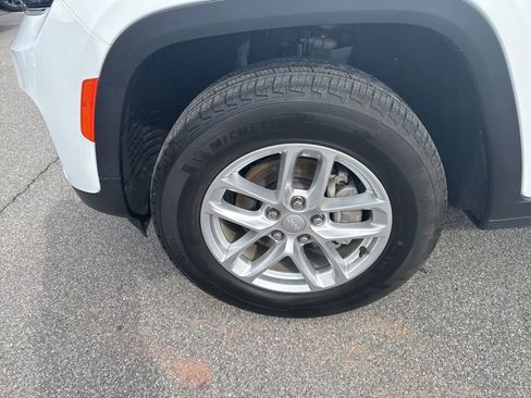 Used 2025 Jeep Grand Cherokee Laredo X image 9