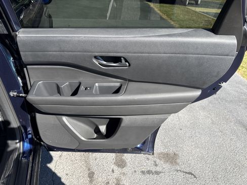 Used 2025 Nissan Pathfinder SV image 34