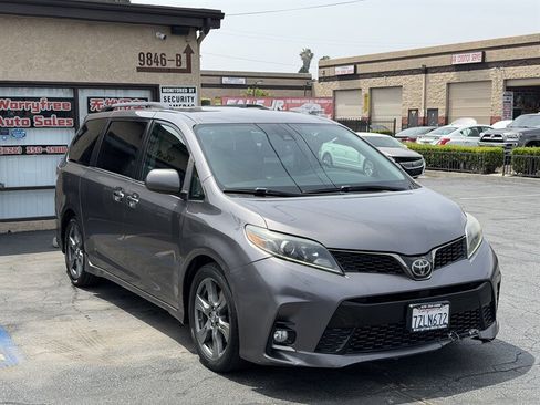 Used 2018 Toyota Sienna SE FWD image 3