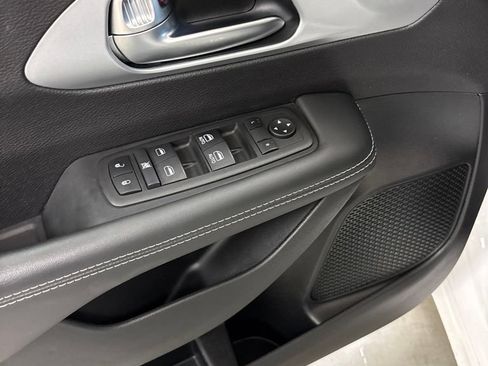 Used 2024 Chrysler Pacifica Touring-L w/ S Appearance Package AWD/4WD image 18