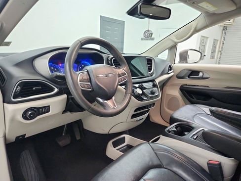Used 2022 Chrysler Pacifica Touring-L FWD image 13