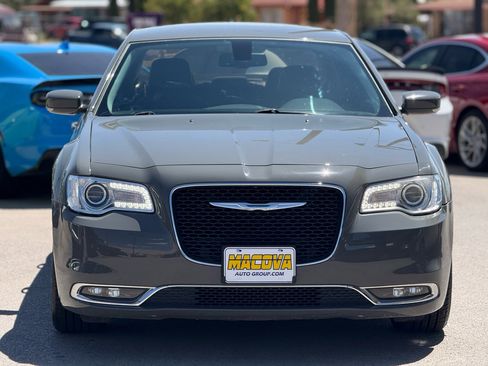 Used 2018 Chrysler 300 Touring L image 4