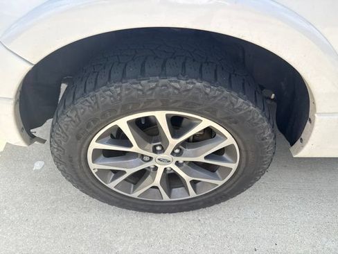 Used 2017 Ford Expedition XLT w/ Equipment Group 202A RWD image 5