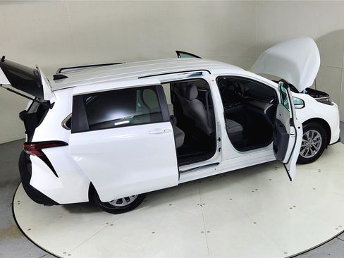 Used 2024 Toyota Sienna LE image 27
