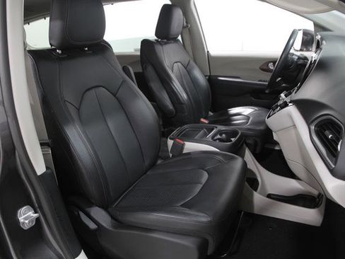 Used 2019 Chrysler Pacifica Touring-L w/ Advanced Safetytec Group image 19