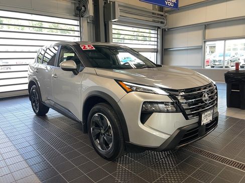 Used 2025 Nissan Rogue SV AWD/4WD image 1