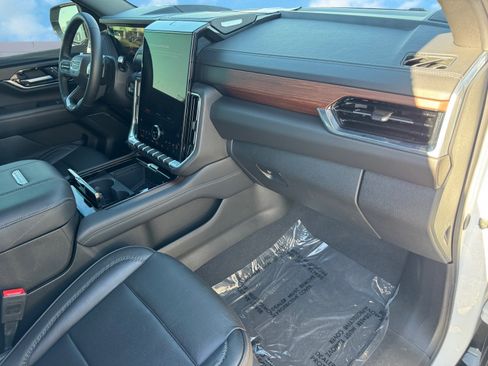 Used 2025 GMC Yukon XL Denali image 8
