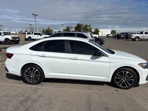 Used 2022 Volkswagen Jetta Sport image 6