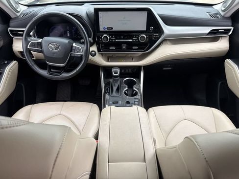 Used 2023 Toyota Highlander Platinum FWD image 12