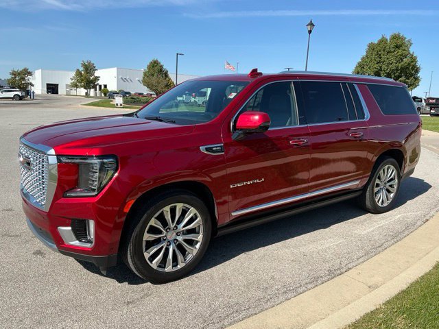 Used 2024 GMC Yukon XL Denali w/ Denali Reserve Package AWD/4WD image 3