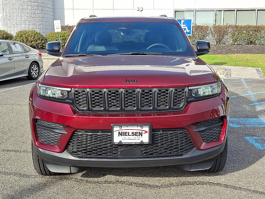 Used 2025 Jeep Grand Cherokee Altitude AWD/4WD image 35
