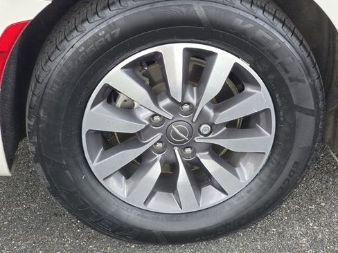 Used 2021 Chrysler Pacifica Touring-L w/ Uconnect Theater Family Group FWD image 13