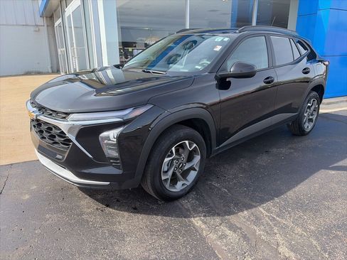 Used 2025 Chevrolet Trax LT FWD image 3