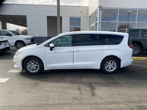 Used 2022 Chrysler Voyager LX image 5