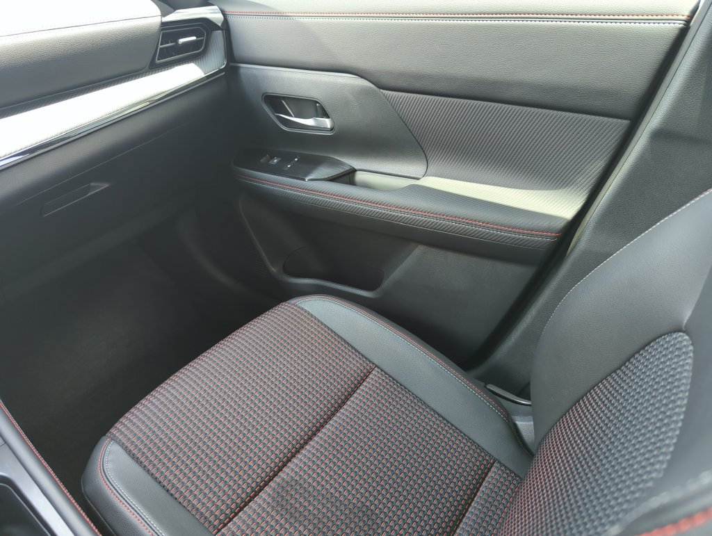 Certified 2025 Nissan Kicks SR AWD/4WD image 27