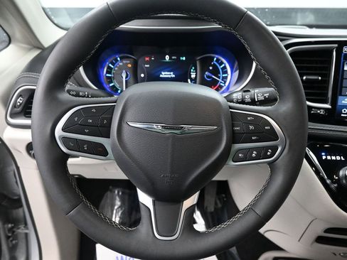 Used 2024 Chrysler Pacifica Limited FWD image 33