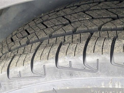 Used 2021 Chrysler 300 Touring L image 9